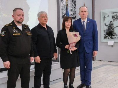 Игорь Седов вручил семьям погибших астраханских бойцов СВО государственные награды