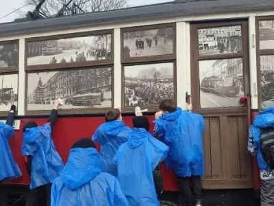 В Санкт-Петербурге школа №493 взяла шефство над памятником Блокадному трамваю
