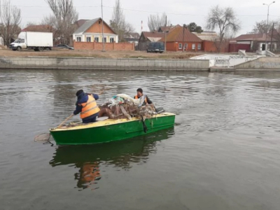 Коммунальщики нашли коляску и кресло при уборке городских водоемов в Астрахани