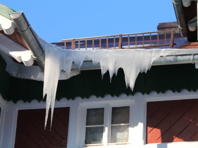 Около 9 тысяч кровель очистили в Подмосковье с начала марта