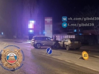 На Дзержинского в Калининграде столкнулись две иномарки