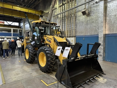 Производство в Тосно показало готовые бульдозеры и образец новинки