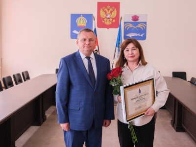 Игорь Мартынов наградил лучших работников самоуправления в Камызякском районе