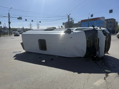 Маршрутка с пассажирами перевернулась у ТЦ «Ярмарка» в Астрахани