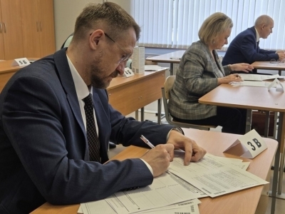 В Костроме депутаты сдали пробный ЕГЭ по русскому языку