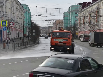 Дорожные службы проводят вакуумную уборку и промывку дорог Мурманска