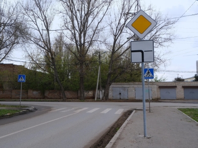 В Астрахани установили новые знаки на опасных перекрестках