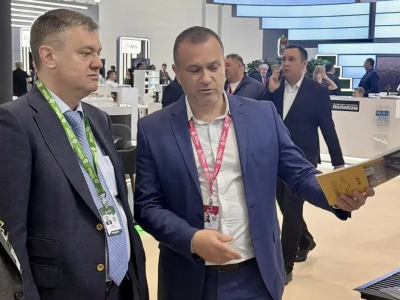 Кирилл Поляков оценил разработки городских предприятий на коллективном стенде Петербурга