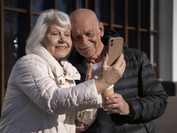 Пенсионерам России хотят ввести универсальную карту с базовыми льготами - Фото