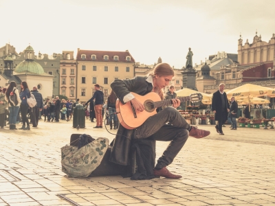 В Балтийске уличным артистам запретят попрошайничать и петь иноагентов