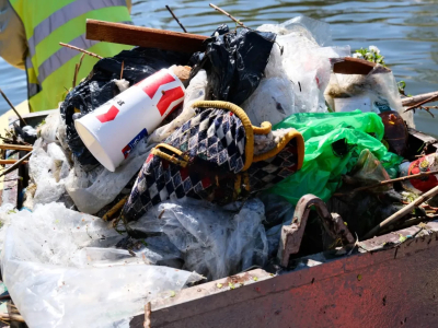 В Астрахани продолжается очистка Лебединого озера и городских каналов