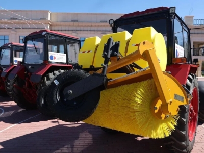 Коммунальные службы и школы трех астраханских районов получили новую технику