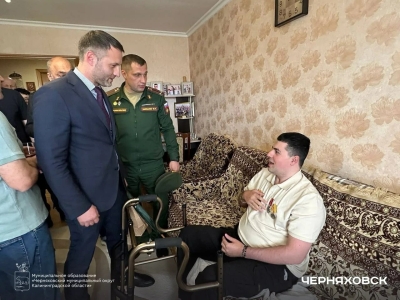 Виктор Вобликов наградил жителя Черняховского округа Орденом Мужества