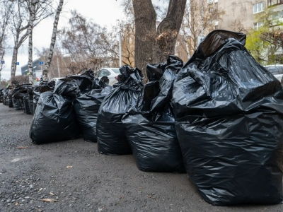 В Тюменской области убирают скверы и парки в преддверии майских праздников