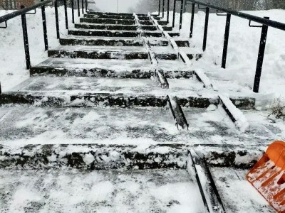 С последствиями мощных снегопадов в Мурманске борются 113 единиц спецтехники