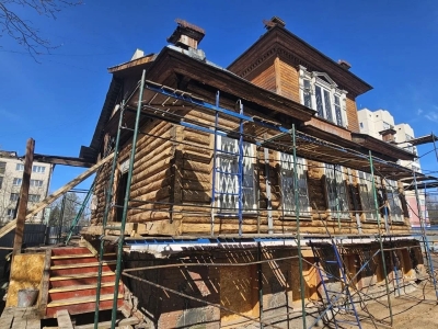 В Луге реставрируют деревянный дом-памятник начала 20 века