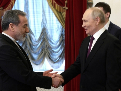 «С распростертыми объятиями»: в Британии пришли в ярость от поведения Путина на переговорах с Ираном