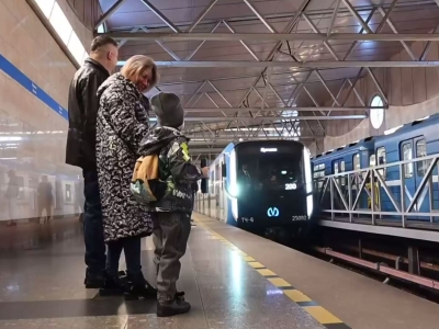 Сотрудники «Петербургского метрополитена» устроили для мальчика экскурсию на поезде «Балтиец»