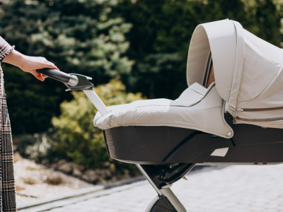 Суд назначил штраф матери из Мурино, оставившей младенца в коляске в подъезде