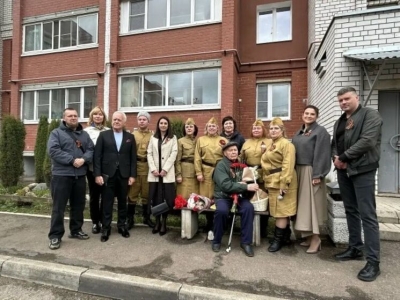 В Ярославле ветеранов поздравили с песнями под окнами