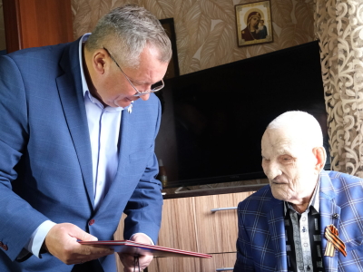 Игорь Мартынов поблагодарил ветерана ВОВ Александра Калмыкова за бесценный вклад в Великую Победу