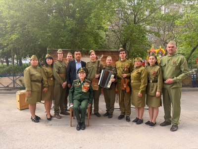 Астраханцы подарили чапан ветерану ВОВ из Волгограда