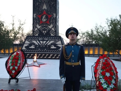 Астраханцы возложили цветы к мемориалу на Старом кладбище