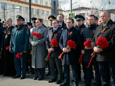 Игорь Морарь возложил цветы к памятнику Герою Советского Союза Анатолию Бредову в Мурманске