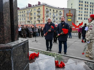 Иван Лебедев возложил цветы к стеле «Мурманск — город-герой»