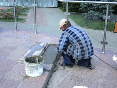 В Астрахани начали обновлять городские фонтаны к лету