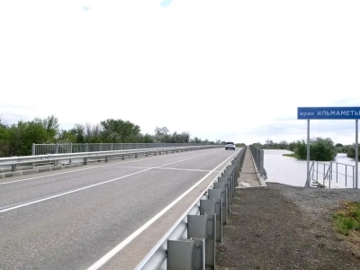 В Володарском районе открыли обновленный мост через ерик Ильмаметьев