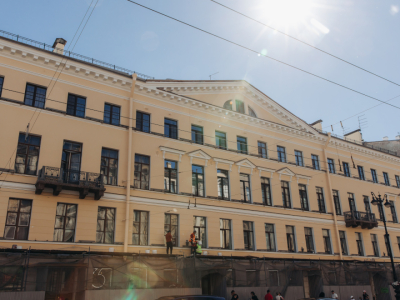 В Петербурге на фасаде Дома Чаплина завершают восстановление 41 маскарона львов