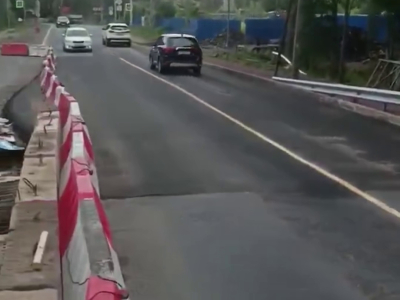 В Ленобласти проезд через реку Лебяжья запустили по временному мосту