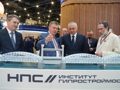 Кирилл Поляков провел экскурсию Президенту Республики Абхазия по стенду Петербурга на ПМЭФ-2026
