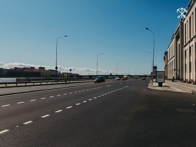 В Петербурге на Арсенальной набережной обновляют гранитное покрытие