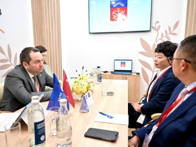 Чибис на ПМЭФ-2026 обсудил с руководителем компании New New Shipping Line сроки и объемы контейнерных перевозок
