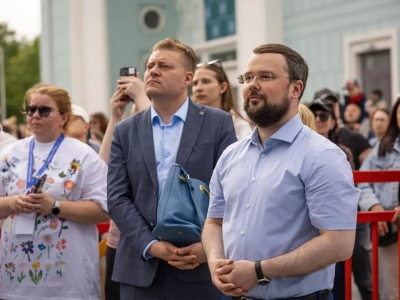 Иван Лебедев вручил северянам памятный знак «110 лет городу-герою Мурманску»