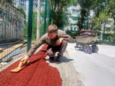 В Астрахани строят новые спортплощадки для футбола
