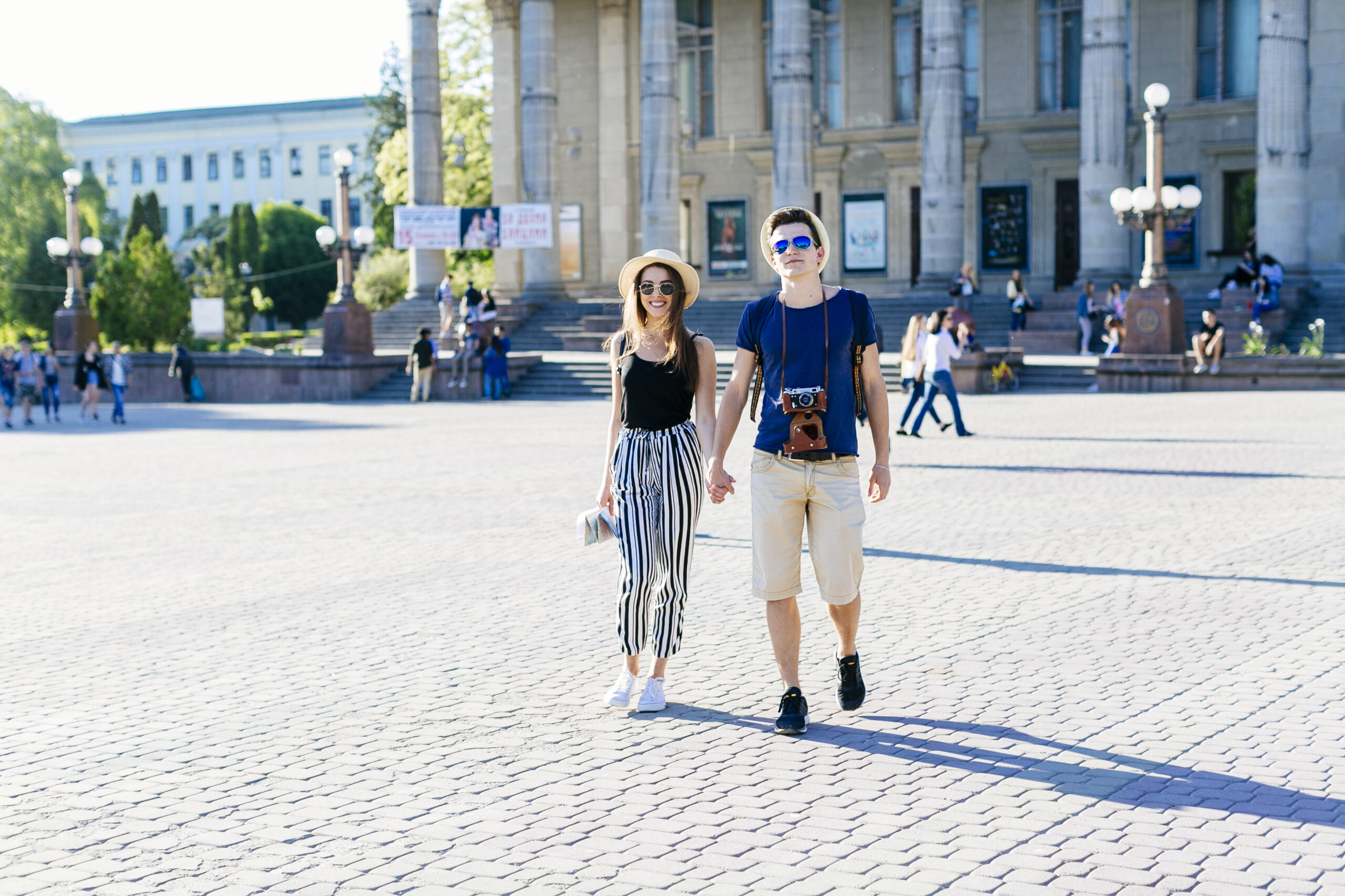 https://cdn.abnews.ru/storage/wp-content/uploads/2026/06/tourist-couple-waling-city-scaled.jpg__0_0x0.jpg