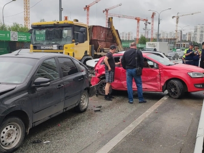 В Академическом районе Екатеринбурга случилось массовое ДТП