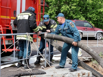 В Тюмени спасатели с затопленных улиц от непогоды откачивали воду