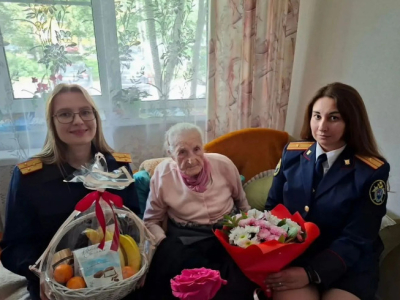 Сотрудники СК поздравили ветерана из Киришей со 100-летием