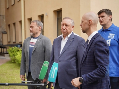 Александр Беглов и Александр Бельский вручили ключи 19 семьям в отреставрированном доме на Васильевском