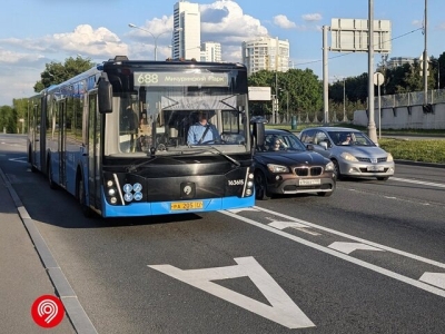 На дублере Рублевского шоссе в Москве запустили выделенную полосу