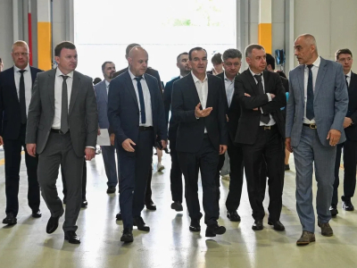 В Петербурге губернатору Краснодарского края представили обновленный автобусный парк №7