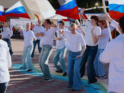 В Ярославле прошла всероссийская акция «Цвета Родины»