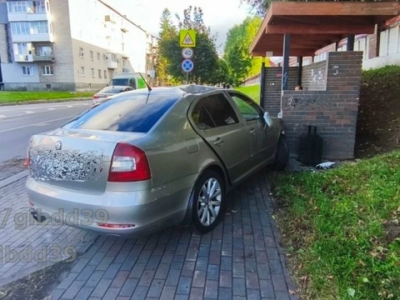 В Калининградской области легковушка врезалась в автобусную остановку