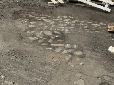 В Рыбинске вручную восстанавливают историческую мостовую по старинной технологии