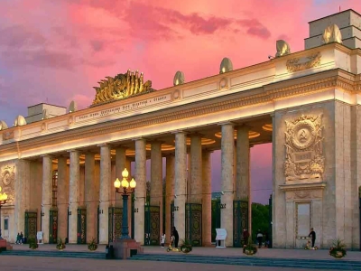 В Москве отреставрировали фасады арки главного входа в Парк Горького