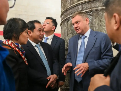 Поляков провел экскурсию по метро Петербурга для делегации из Ханоя